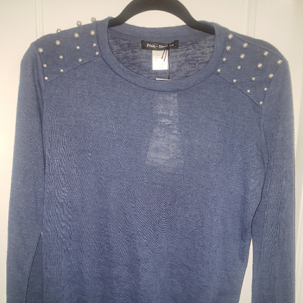 👕🤍Cute top with girlie pearls on shoulders
